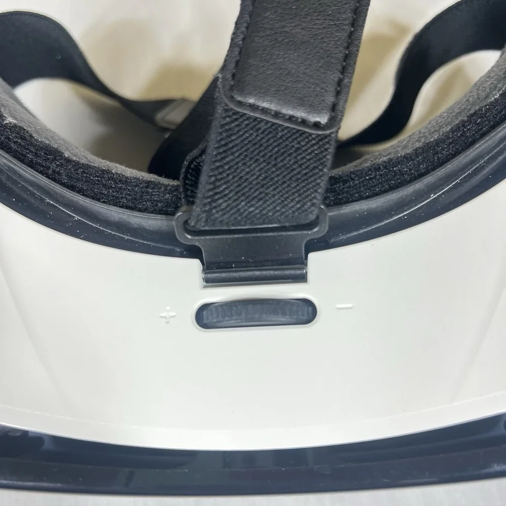 Samsung Gear VR Headset SM-R323 Powered by Oculus Black Clean